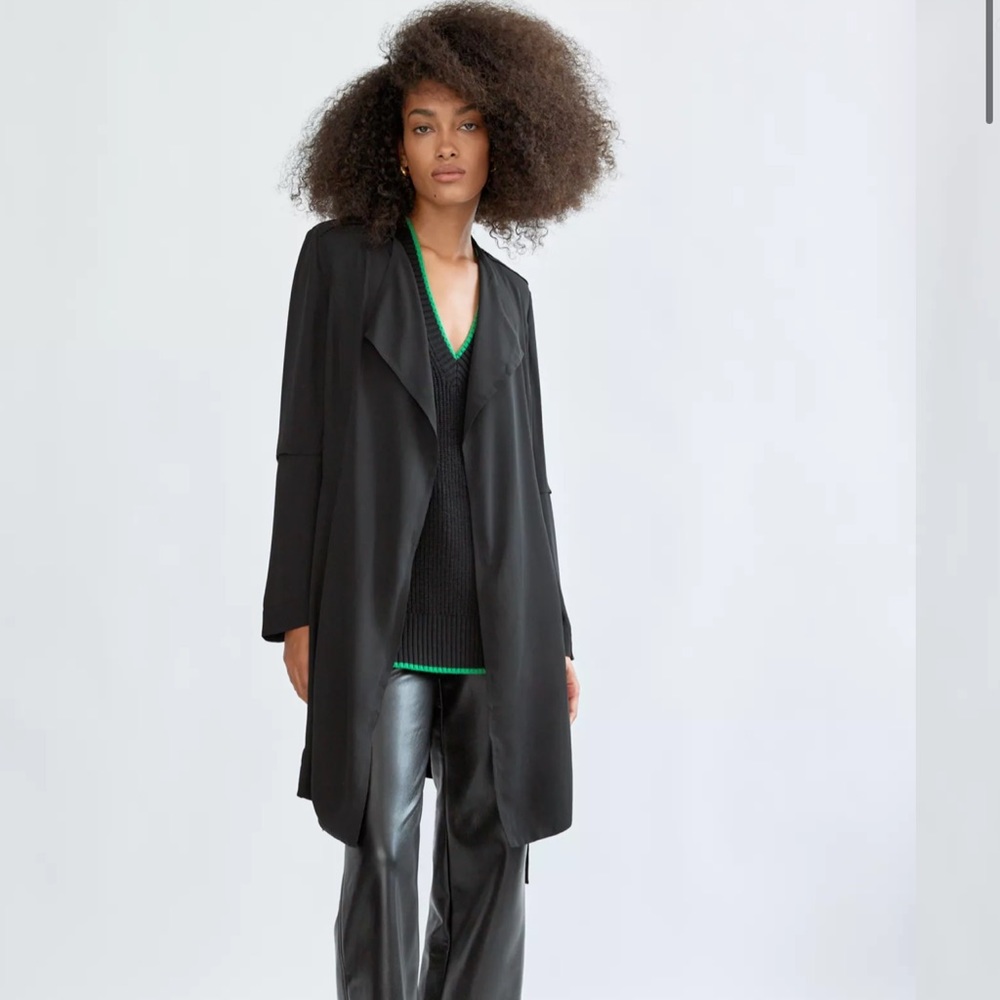 Aritzia Babaton Flowy Trench Robe - Medium, Black